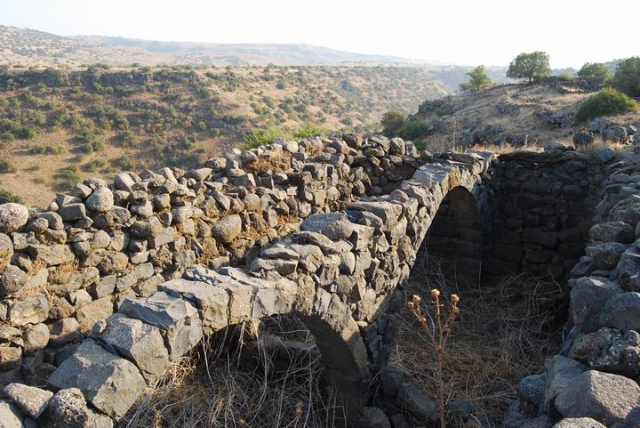 Kefar Yehudiye - view of the deep creek
