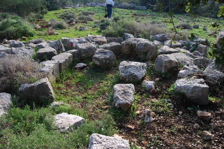 Khirbet Heskek: fallen stones from church
