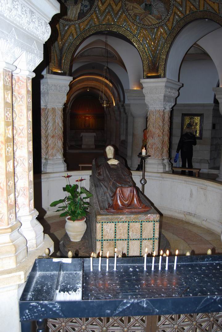 Dormition Abbey, mount Zion: the crypt with status of sleeping Mary