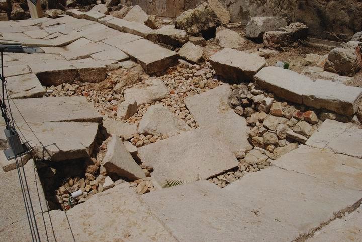 Herodian street on Southern Wall - with damages from the destruction of Jerusalem
