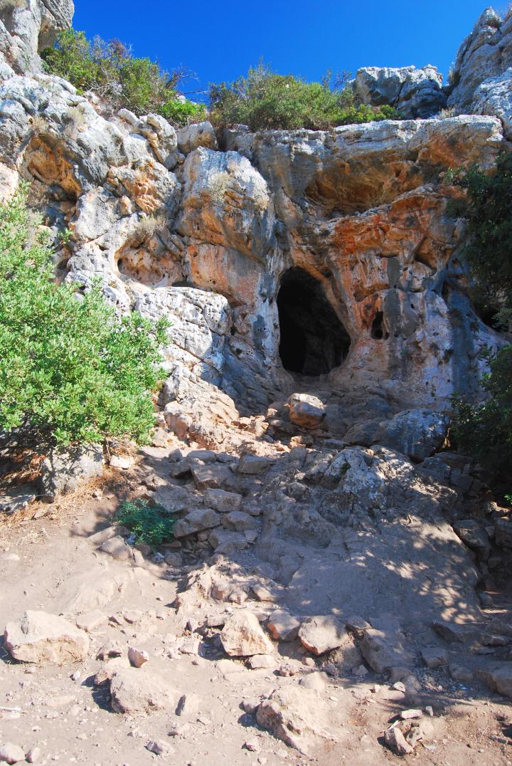 Entrance to the finger ("Ezba") cave