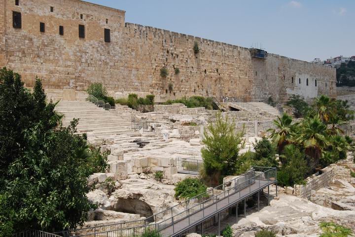 Hulda gates and monumantal steps that led to the temple on the south-east side.
