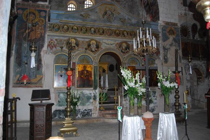 The main altar behind the spetum