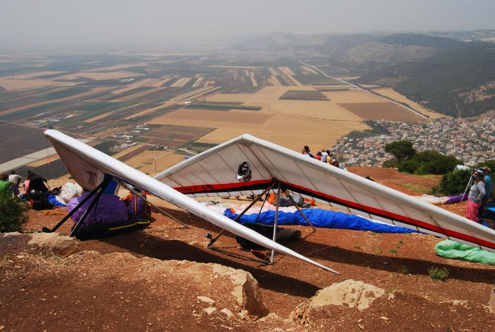 Gliders prepare the jump over the Jezreel valley.