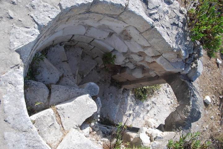 Siah Brook: ruins of church - south staircase