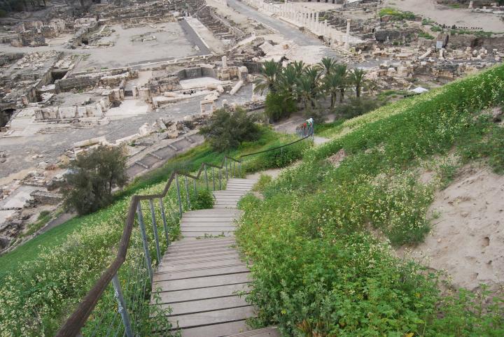 Tell Beit Shean - path connecting the two cities