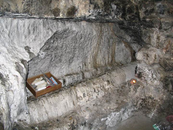 Inside the tomb of Eliezer Ben Jacob.