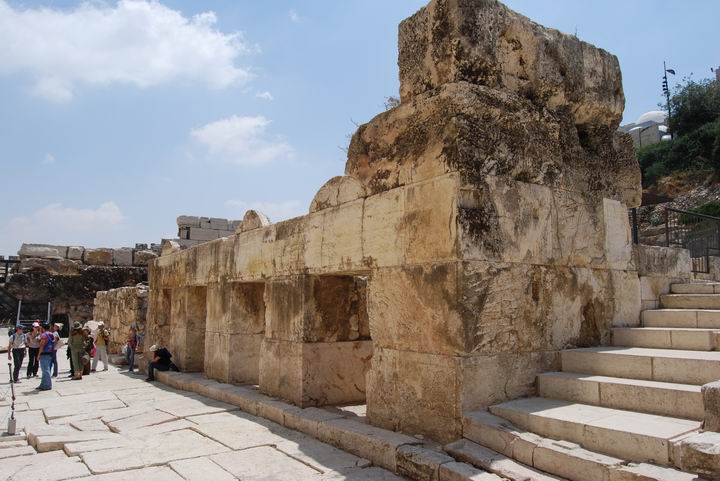 The shops were a base for the staircase & bridge to the Temple mount.